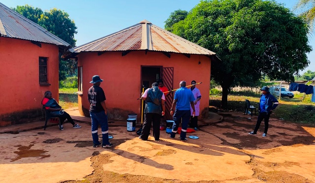 Mazuwo Wireless team supporting a household in Maungani
